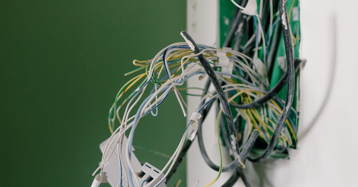 How can you tell the difference between gas and water pipes?